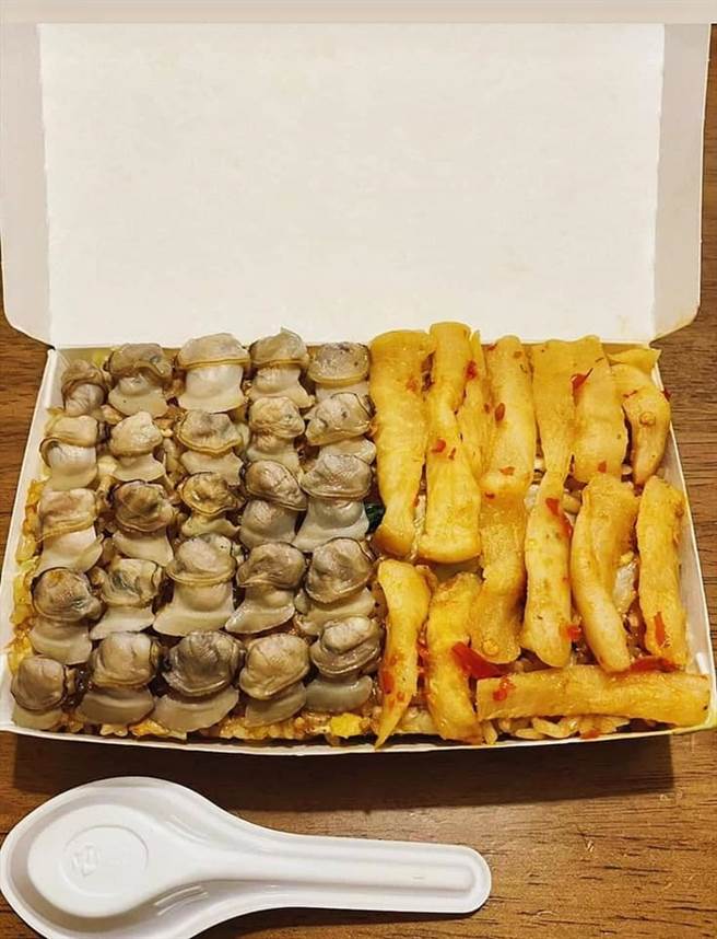 网友PO出超狂蛤蜊炒饭，五排蛤蜊连同旁边的萝卜乾全部排排站好，让他看到时瞬间愣住。(图/截自脸书 爆废1公社)