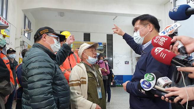 交通部长林佳龙今（2日）上午视察台铁瑞芳至猴硐路段抢修工程，瑞芳区光復里里长周晋德及民眾当面向林佳龙陈情。（叶书宏摄）