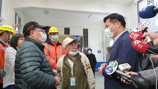 交通部长林佳龙今（2日）上午视察台铁瑞芳至猴硐路段抢修工程，瑞芳区光復里里长周晋德及民眾当面向林佳龙陈情。（叶书宏摄）