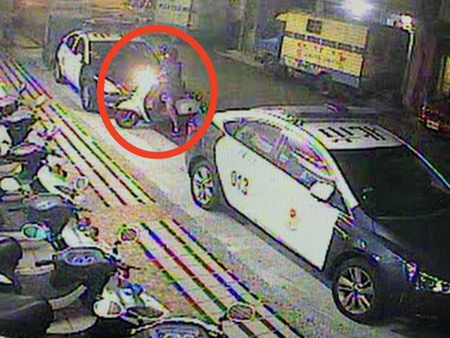 喝醉的刘妇骑机车到警局数落儿子。（图／警方提供）