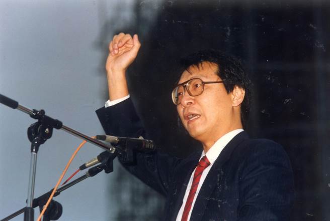 1992年趙少康參加立委選舉畫面。當年趙少康單人在台北縣選區奪下超過16%的選票，形成「母雞帶小雞」的現象，讓國民黨在該次選舉中大勝。(中時資料照)