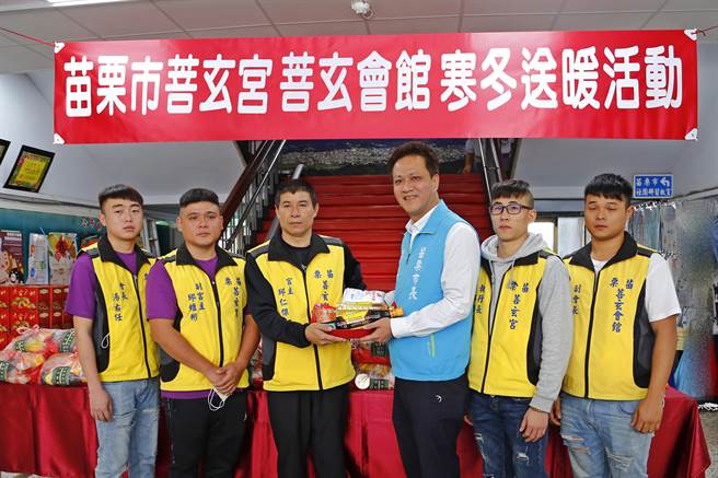 菩玄宮宮主邱仁傑 (左3)致贈物資，苗栗市長邱鎮軍代為接受。（苗栗市公所提供／何冠嫻苗栗傳真）