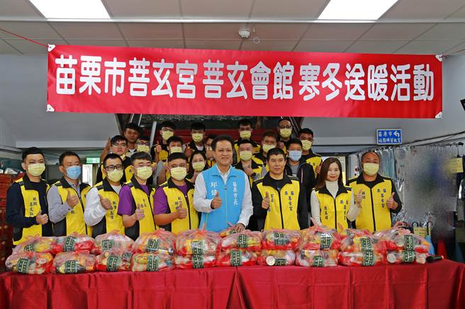 菩玄宮致贈苗栗市352份民生物資，讓弱勢民眾安心過好年。（苗栗市公所提供／何冠嫻苗栗傳真）