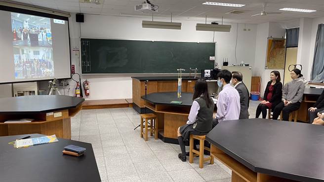 新民高中學生透過視訊方式，在線上與日本兵庫縣立川西明峰高校交流。(新民高中提供／林欣儀台中傳真)