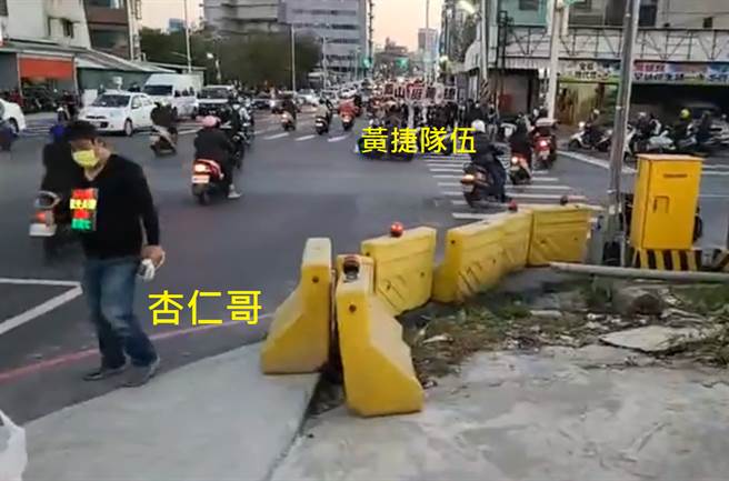 杏仁哥宣传罢捷，与黄捷等人狭路相逢。（图／摘自杏仁哥脸书）