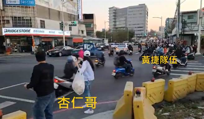 杏仁哥宣传罢捷，与黄捷等人狭路相逢，双方阵营仅隔一个路口。（图／摘自杏仁哥脸书）