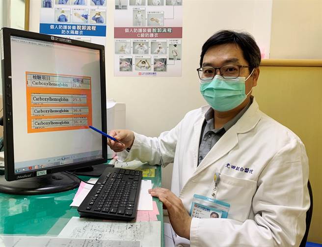 光田综合医院急诊部医师彭楷瑜及时检验发现妇人一家四口一氧化碳均超标。（陈淑娥摄）