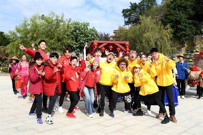 三立除夕特别节目多为两队棚内大型歌舞游戏秀，今年首度走出户外。（三立提供）