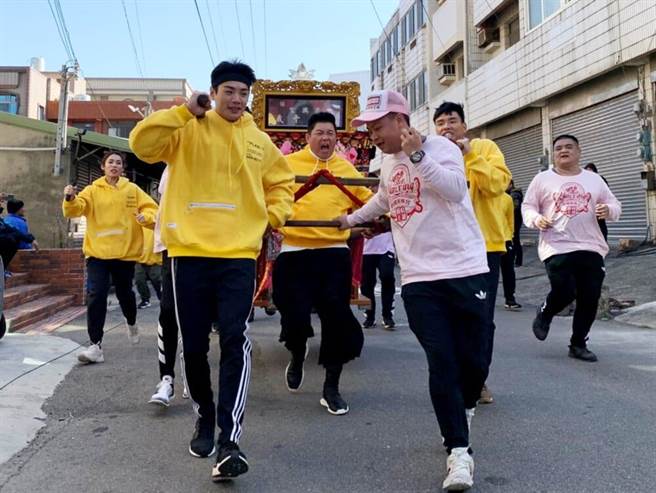 曾国城抱病扛大轿，折返跑50公尺不喊累。（三立提供）