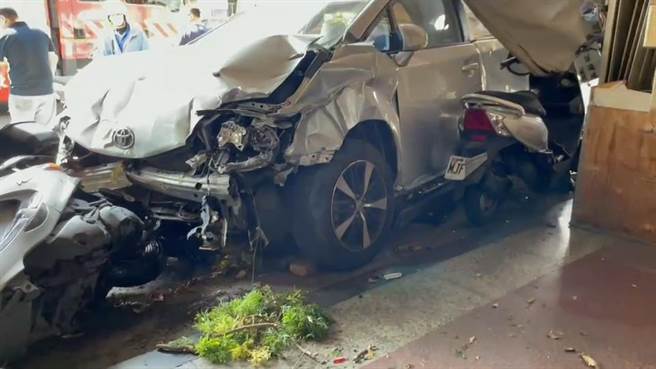 台东市更生路2日中午1点发生一起衝撞民宅车祸，1辆银色休旅车疑似失控，直接连撞进2间民宅。(蔡旻妤摄)