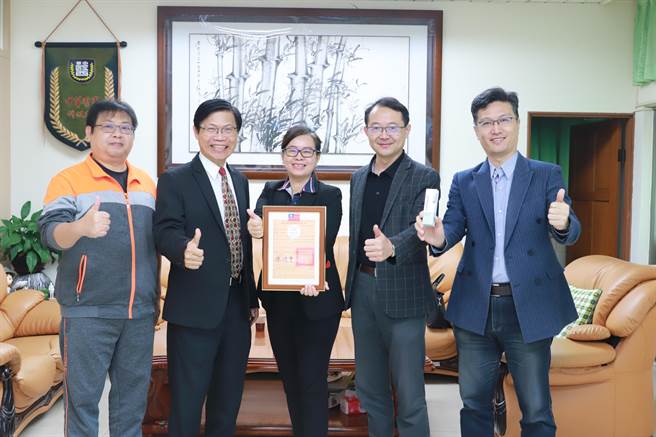 中华医大杰出校友翁志宜(中)研发的善尼仕创伤敷料通过核可上市将进军国内外医疗市场，返校分享荣耀并感谢母校。(中华医大提供／曹婷婷台南传真)