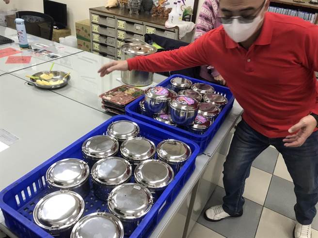 餐饮业者准备春节暖心便当员警吃饱储备好体力。(警方提供／吕筱蝉桃园传真)