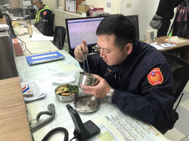 餐饮业者准备春节暖心便当员警吃饱储备好体力。(警方提供／吕筱蝉桃园传真)