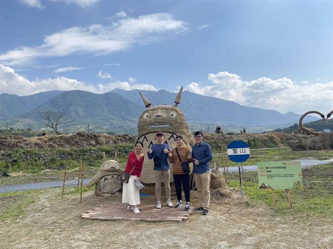 「富里稻草艺术季」今年也将龙猫车站搬到现场。（罗亦晽摄）
