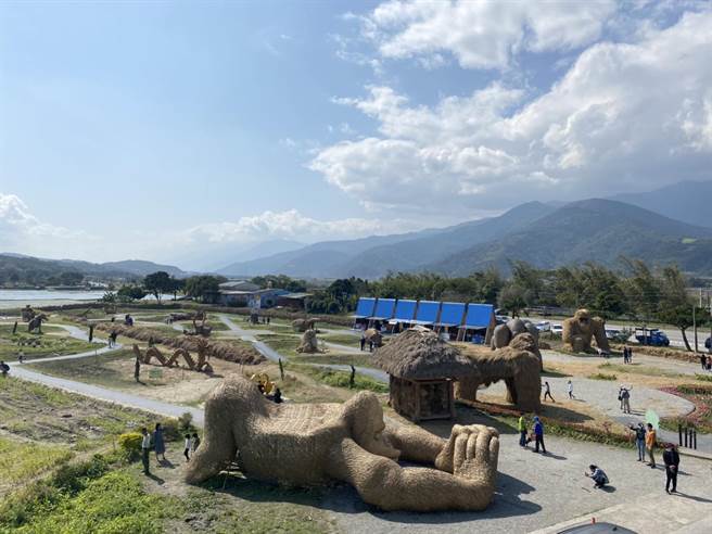 富里乡农会邀集当地农民，利用竹子、有机稻田收割后的稻草、及各类环保素材制作许多可爱动物造型的装置艺术，今年20件作品，15件为在地农友打造。（罗亦晽摄）