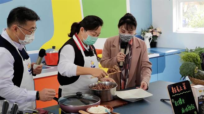 花莲县长徐榛蔚（中）化身厨师，利用「里山食艺体验学校」的设备，教民眾如何做出美味料理。（罗亦晽摄）