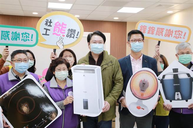 市长林右昌2日受赠并颁感谢状，感谢台雅国际慈善基金会送暖。（基隆市政府提供／陈彩玲基隆传真）