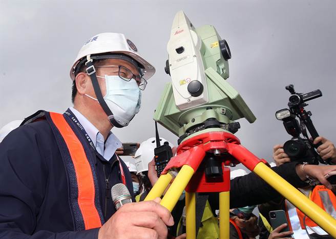 交通部长林佳龙前往桃园机场视察南跑道刨铺工程，并透过测量仪器标定跑道中线。（范扬光摄）