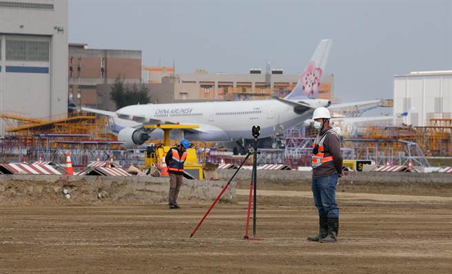 为了强化工程品质，跑道地基下挖深达约50公分。（范扬光摄）