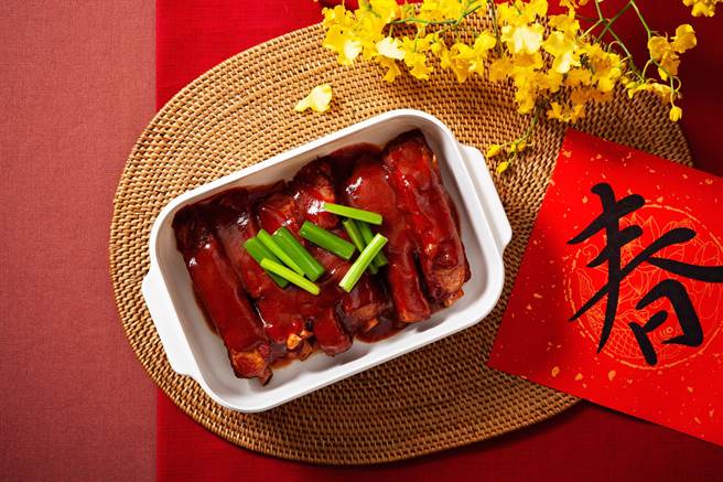 新竹物流公司董事长许育瑞捐赠100套国宾饭店年菜给100户弱势家庭，包含无锡猪肋排、花雕鸡及芋头糕等。（县府提供／庄旻静新竹传真）