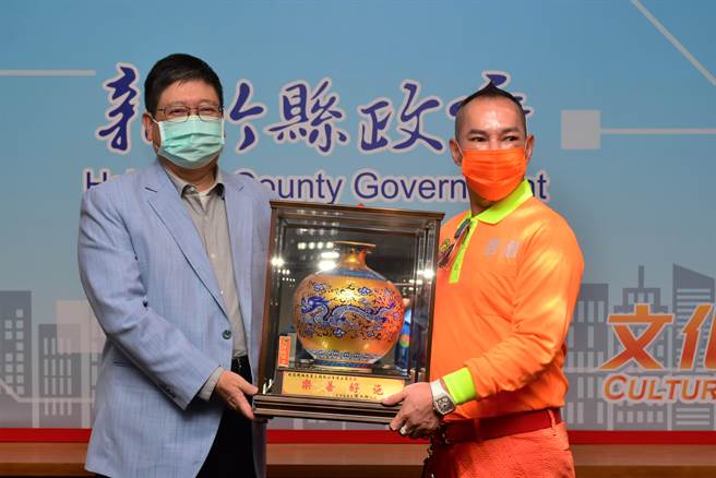 启德机械起重工程公司董事长胡汉龑（右）捐赠100万，给新竹县社会救助金专户，新竹县长杨文科（左）2日表扬他的善行。（庄旻静摄）