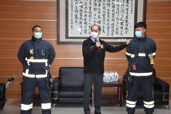 苗栗县消防局每位消防弟兄所着消防衣，每套约值5万元，是消防弟兄救灾打火时的安全保护装备。（谢明俊摄）