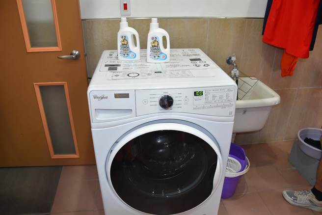 消防衣相当厚重，须使用工业用洗衣机才能转动清洗。（谢明俊摄）