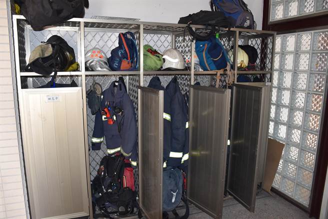 每位消防弟兄都有2套消防衣可资替换，但每洗一次都需许多时间。（谢明俊摄）