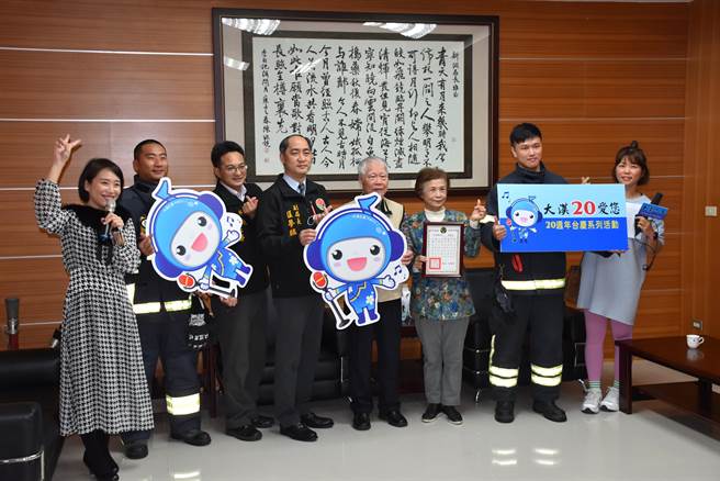 苗栗大汉之音电台捐赠消防衣专用洗剂一批给苗栗县消防局。（谢明俊摄）