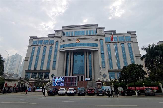 广西壮族自治区高级人民法院对最高人民法院指令再审的原审被告人杨光毅强奸案进行公开宣判：撤销原二审判决，改判杨光毅死刑，剥夺政治权利终身，并依法报请最高人民法院核准。图为广西灵山县人民法院。（中新社）