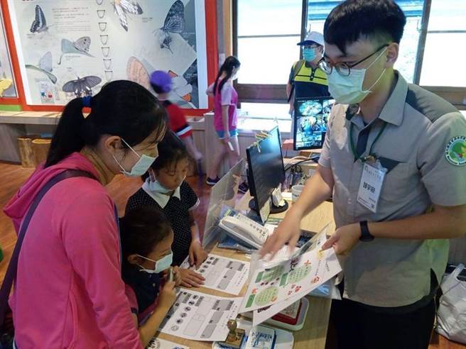 满月圆国家森林游乐区民眾至蝴蝶馆领取任务包。（图／林务局提供）