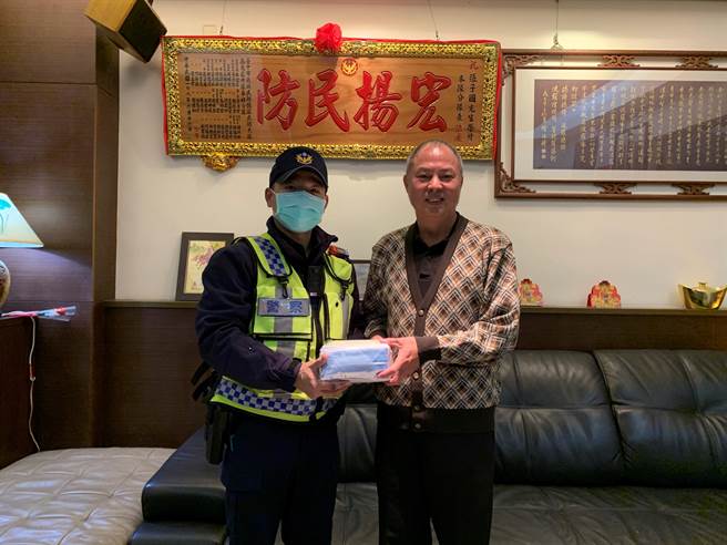 台中市警察局第四分局春社派出所民防分队长张子国到春社派出所捐赠一大箱口罩，感谢警察保护民眾。（民眾提供／卢金足台中传真）