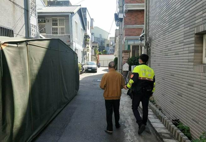 员警利用M-Police人脸辨识系统，得知老翁家住北区，将他载送返家团圆，家属见老翁平安返家，感谢员警协助。（民眾提供／卢金足台中传真）