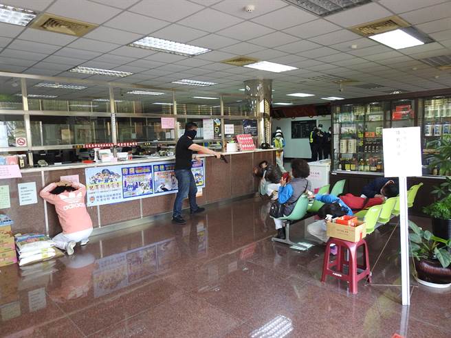 大溪警方防抢演让维护治安民眾过好年。(警方提供／吕筱蝉桃园传真)