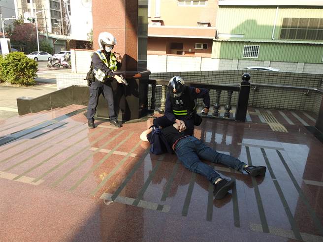 大溪警方防抢演让维护治安民眾过好年。(警方提供／吕筱蝉桃园传真)