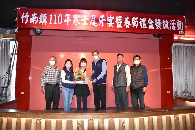 竹南鎮公所與善心人士2日中午在龍鳳漁港海鮮餐廳準備豐盛年菜招待鎮內弱勢住戶。（謝明俊攝）