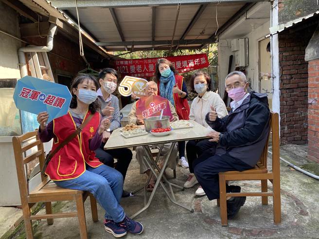 冠軍建材及華山基金會贈送竹南鎮獨居長者年菜。（華山基金會提供／謝明俊苗栗傳真）