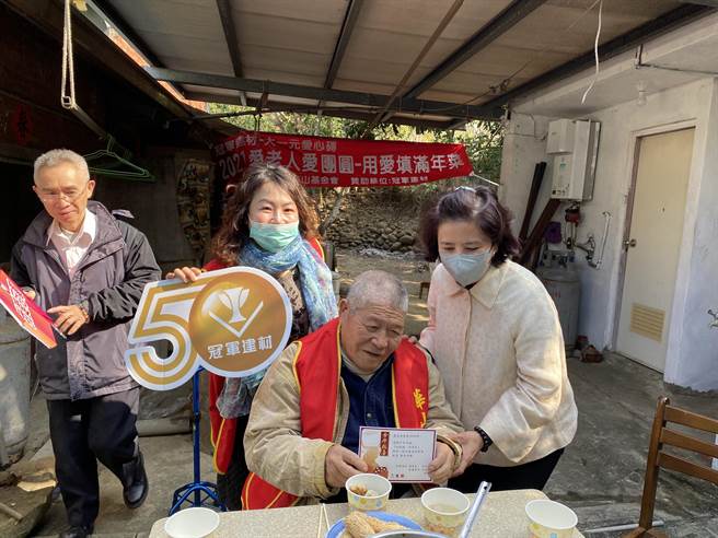 冠軍建材及華山基金會贈送竹南鎮獨居長者年菜。（華山基金會提供／謝明俊苗栗傳真）