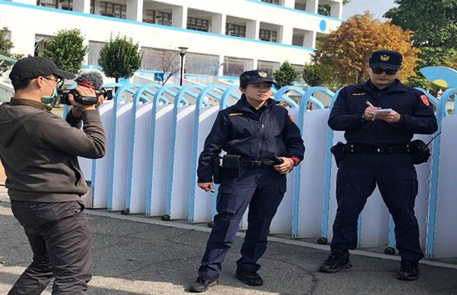 雾峰分局拍摄短片，针对警察的日常为主题拍摄微电影，向民眾说明传达维护治安、交通、打击与防范犯罪的目标。（雾峰分局提供／黄国峰台中传真）