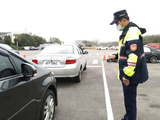 苗栗县警局启用电子雷射多功能测量卷尺。（苗栗县警局提供／谢明俊苗栗传真）