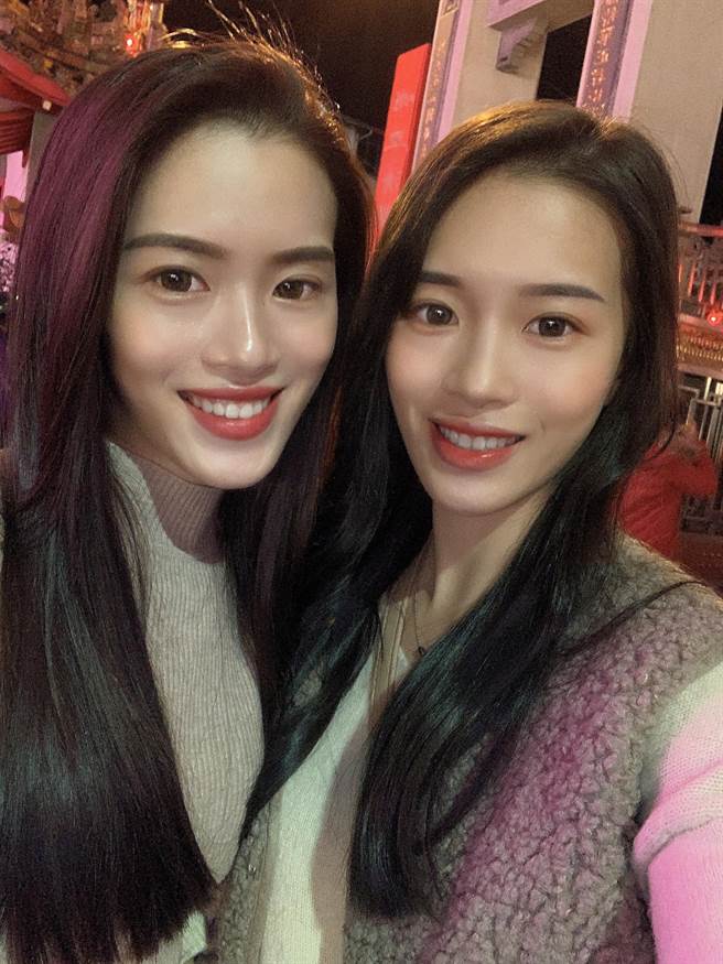 姊妹倆是雙胞胎姊妹，兩人皆從事美容事業，有著水汪汪的大眼睛及飄逸長髮，引發不少網友暴動。（圖／王新雅授權提供）