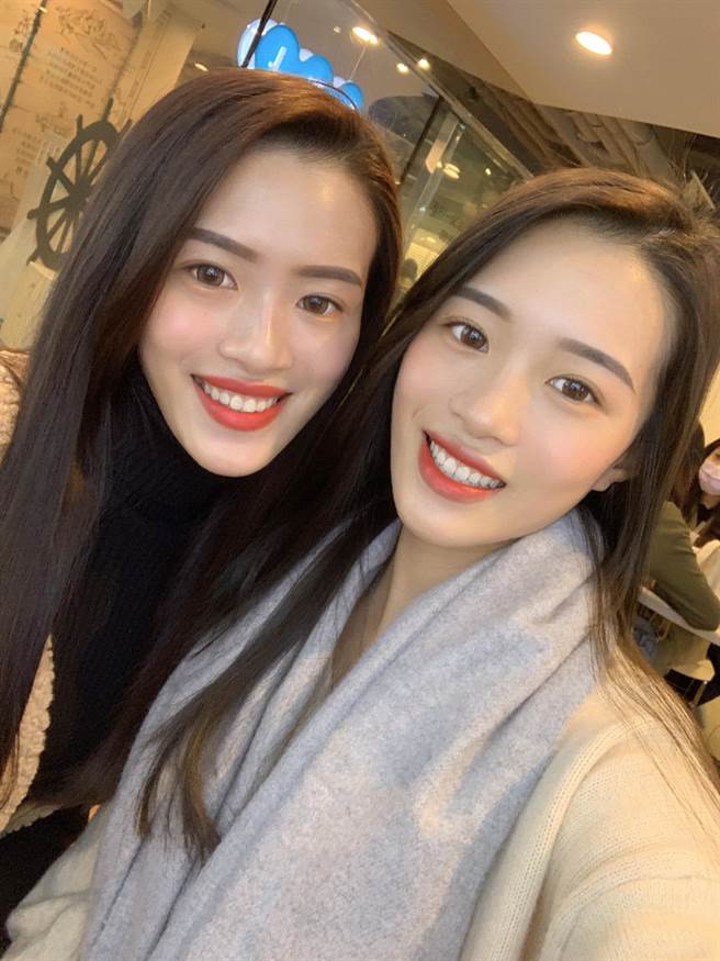 姊妹倆只要一有休假，就回幫忙家裡香菇採收等工作。（圖／王新雅授權提供）