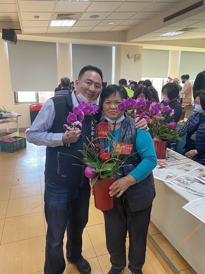 鱼池乡农会理事长刘启行（左），2日在农会大楼，和民眾一起玩赏花艺乐趣。（黄立杰摄）