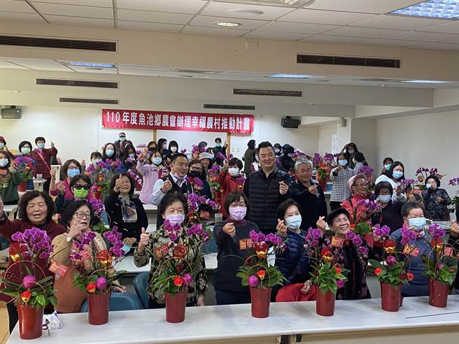 鱼池乡农会于2日和3日，举办幸福农村推动计画「节庆花艺-双蝶迎春贺新年」活动，农会成员一齐和乡亲体验动手做花艺的乐趣。（黄立杰摄）