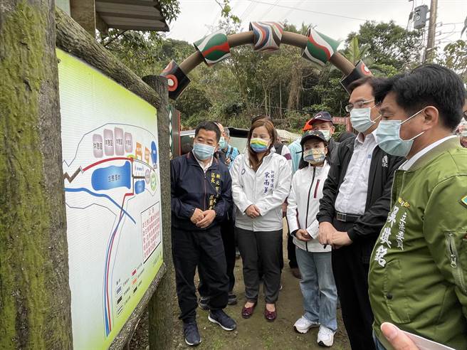 土城原住民族生态公园因地点荒凉，又被铁皮包围，参访人次稀少，沦为蚊子场，立委吴琪铭今与原民会主委夷将‧拔路儿、新北市原民局长罗美菁等人会勘，期望在今年启动活化计画。（记者蔡雯如摄）