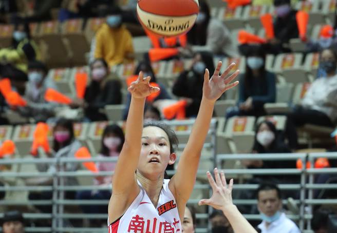 南山高中刘芳瑜今天狂飙7记三分抢25分，帮助球队收下2连胜。（郑任南摄）