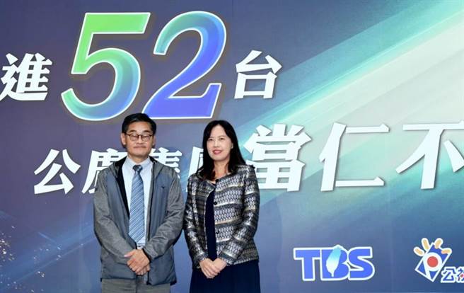 華視總經理莊豐嘉（左）、公視代總經理徐秋華一同現身。（華視提供）