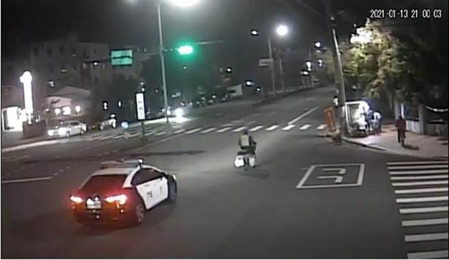 清水警分局员警巡逻时发现老妇，劝她上警车并送返家休息。（清水警分局提供／陈淑娥台中传真）