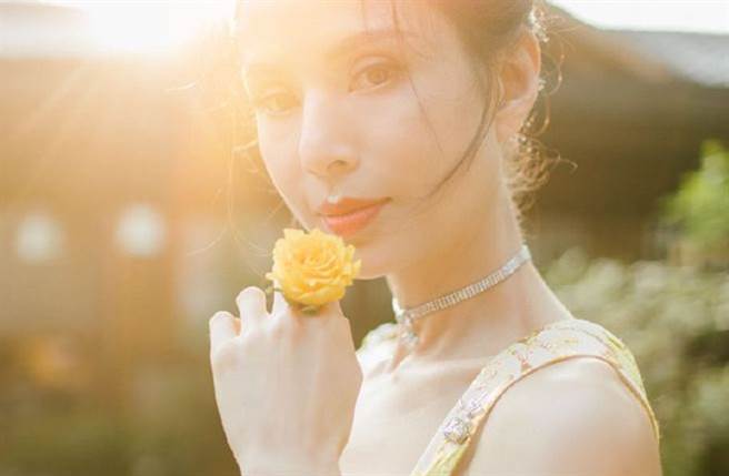 李若彤54歲仍保養得宜。(圖／翻攝自微博)