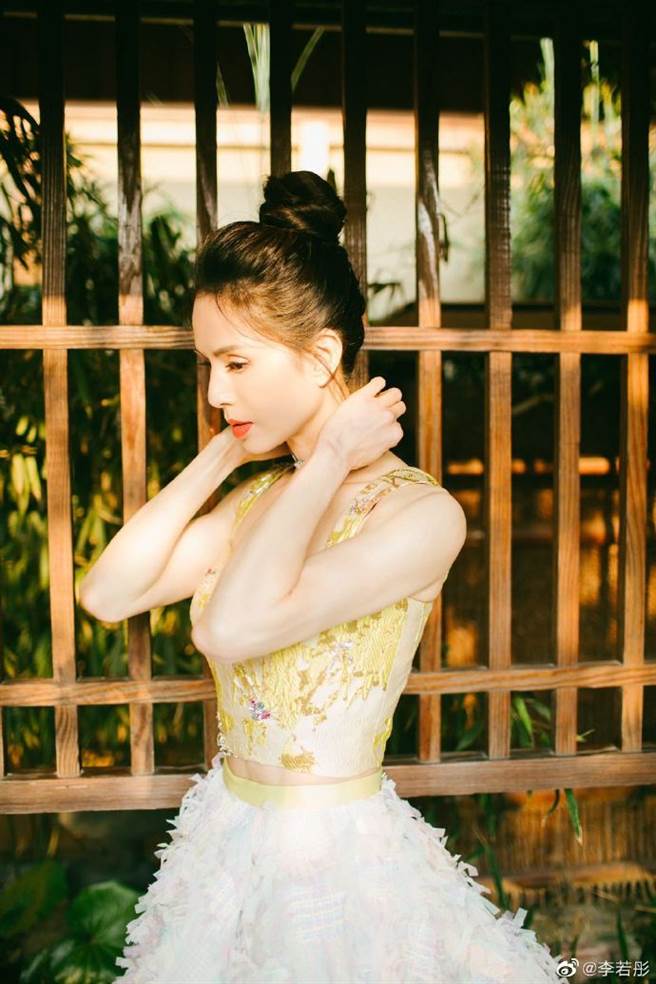 李若彤馬甲線若隱若現。(圖／翻攝自微博)